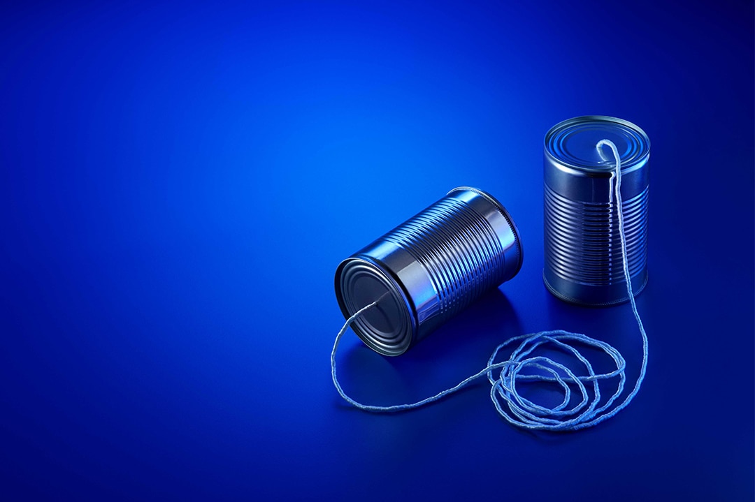 Ford Money Blechdosen-Schnurtelefon auf blauem Hintergrund