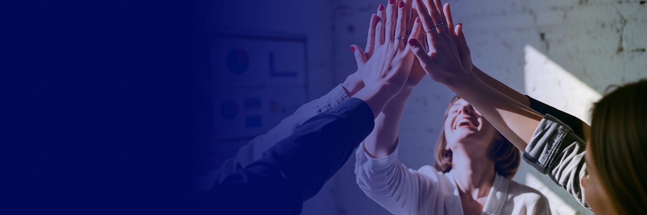 Ford Money Einfach-Schriftzug auf blauem Hintergrund